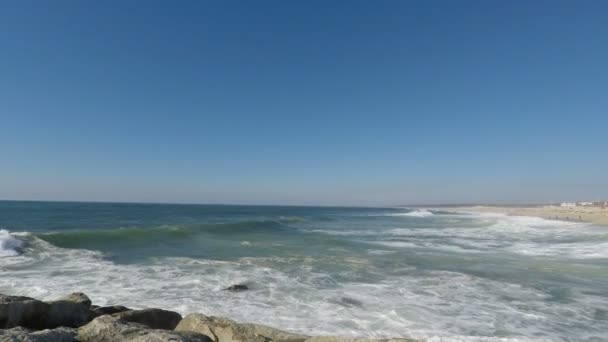 巨浪接触大西洋海滩在葡萄牙 — 图库视频影像