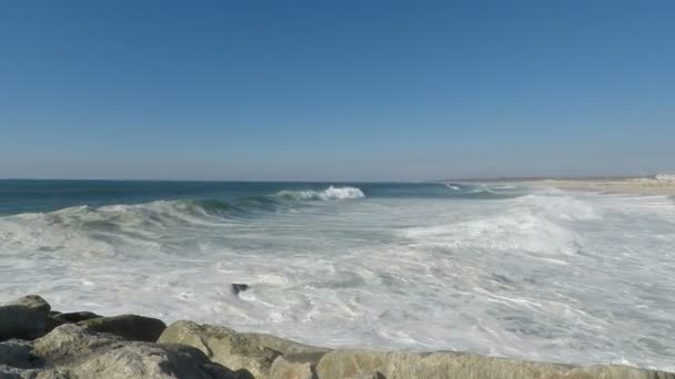 Тяжелые Волны Касаются Атлантического Пляжа Португалии — стоковое видео