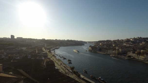 Ποταμό Douro Στο Πόρτο Μια Ηλιόλουστη Ημέρα — Αρχείο Βίντεο