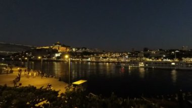 Porto, Portekiz - Ekim 2018 yaklaşık: douro nehir gece