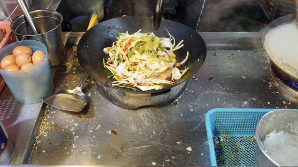 Pad thai segar dari pasar Asia dimasak di wok — Stok Foto