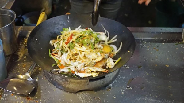 Taze pad Tay Asya piyasadan wok içinde pişmiş. — Stok fotoğraf