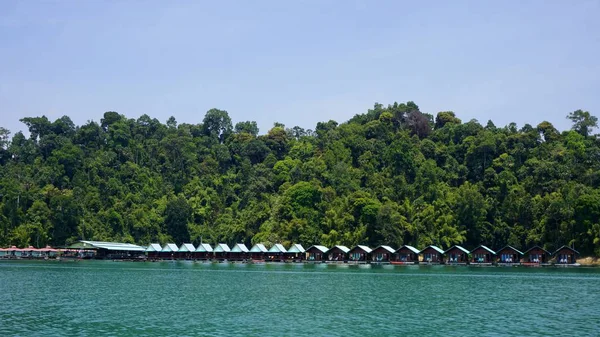 Drijvend hotel huizen en blauwe hemel in Thailand — Stockfoto