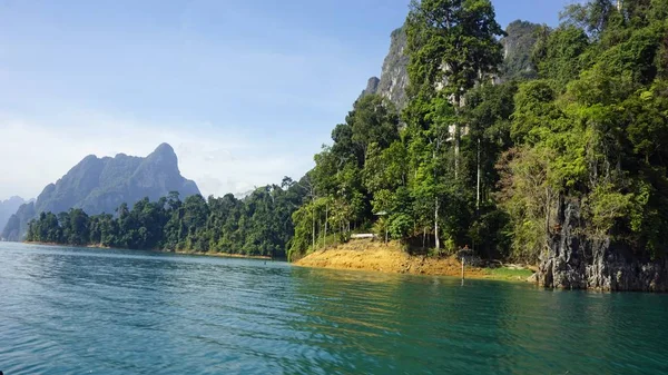 Paisaje tropical en el lago chiao lan en khao sok —  Fotos de Stock