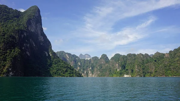 Peisaj tropical pe lacul chiao lan din khao sok — Fotografie, imagine de stoc