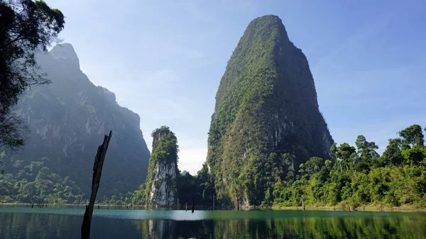 Paisagem tropical no lago chiao lan em sok khao — Fotografia de Stock