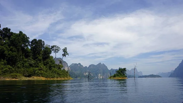 Tropische landschap op chiao lan meer in khao sok — Stockfoto