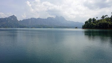khao sok chiao lan gölde tropikal peyzaj