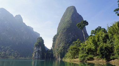 khao sok chiao lan gölde tropikal peyzaj