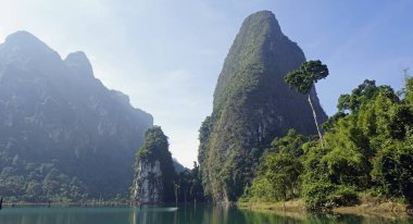 khao sok chiao lan gölde tropikal peyzaj