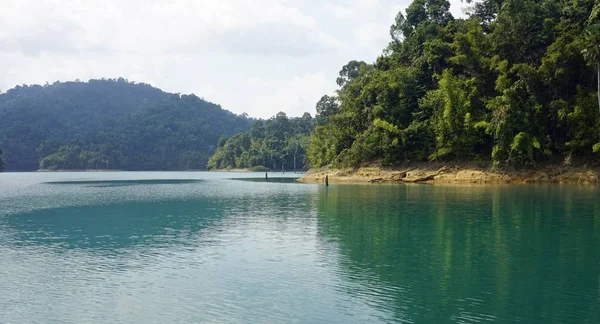 カオ ・ ソックでチャオ lan 湖の熱帯の風景 — ストック写真