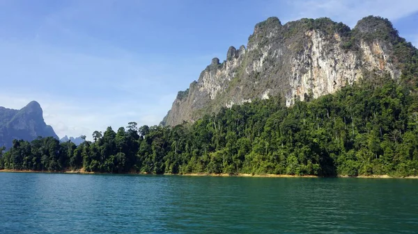Tropische landschap op chiao lan meer in khao sok — Stockfoto
