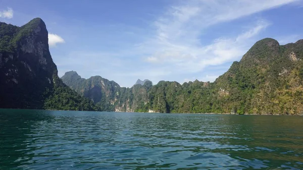 Tropikalny krajobraz na chiao lan jeziora w mieście khao sok — Zdjęcie stockowe