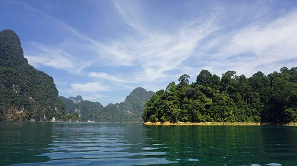 Paisaje tropical en el lago chiao lan en khao sok — Foto de Stock