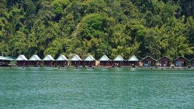 Yüzer otel evler ve Tayland mavi gökyüzü