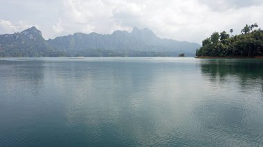 khao sok chiao lan gölde tropikal peyzaj