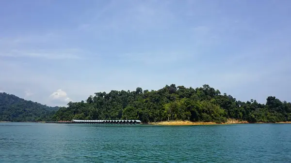 Lanskap tropis di danau chiao lan di khao sok sok — Stok Foto