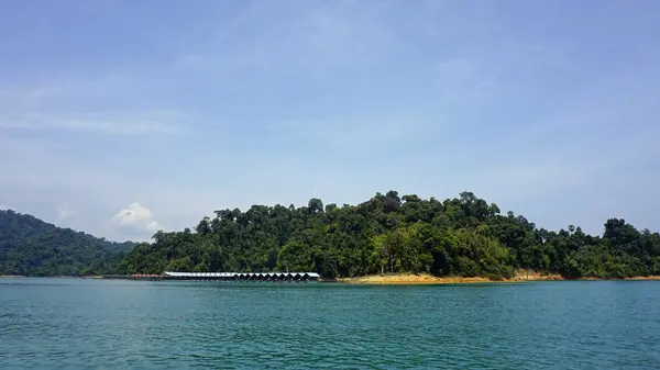 Tropische landschap op chiao lan meer in khao sok — Stockfoto