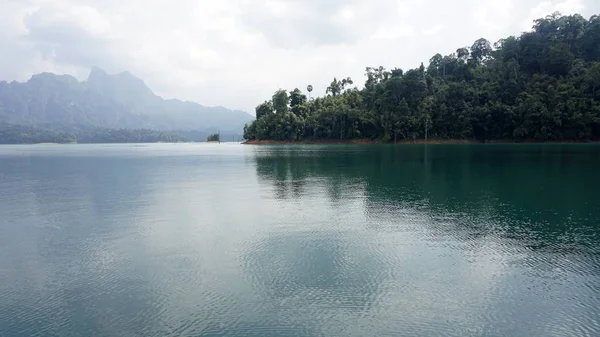 Paysage tropical sur le lac chiao lan à khao sok — Photo