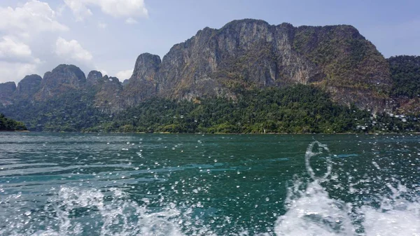 Luxusné chiao lan jezeře v khao sok — Stock fotografie