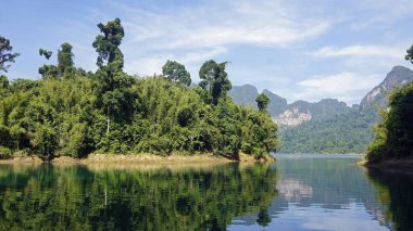 khao sok chiao lan gölde tropikal peyzaj