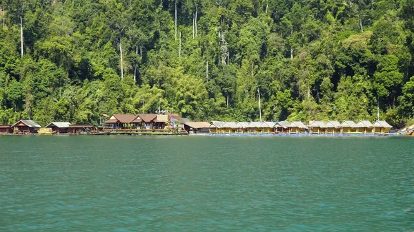 Paysage tropical sur le lac chiao lan à khao sok — Photo