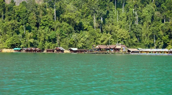 Paysage tropical sur le lac chiao lan à khao sok — Photo