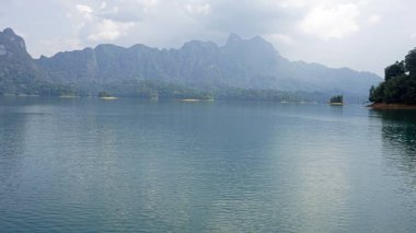 khao sok chiao lan gölde tropikal peyzaj