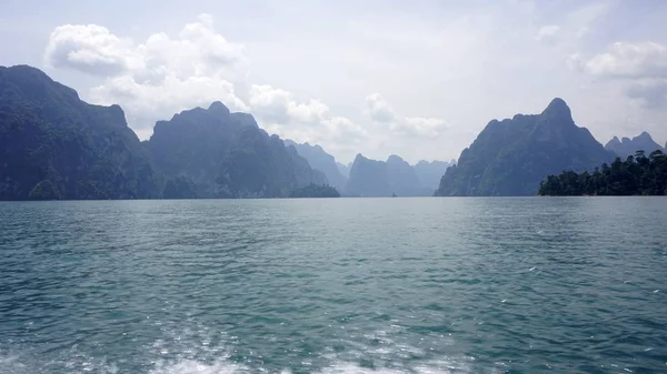 Luxusné chiao lan jezeře v khao sok — Stock fotografie