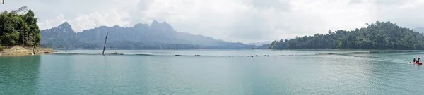 Paisagem tropical no lago chiao lan em sok khao — Fotografia de Stock