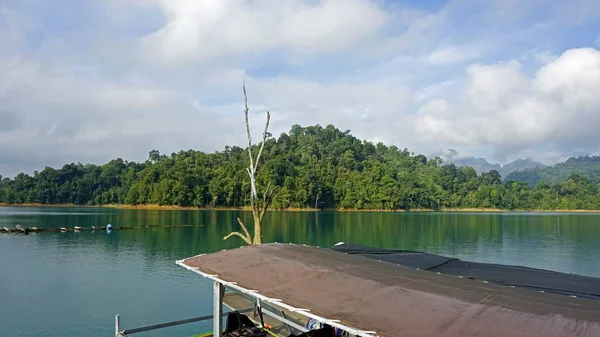 Paysage tropical sur le lac chiao lan à khao sok — Photo