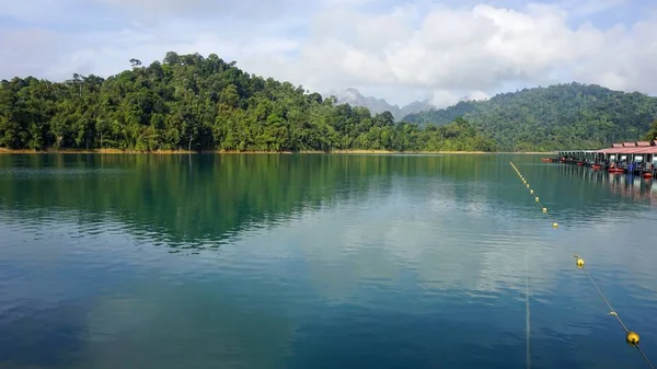 当館とタイの青い空に浮かんでいます。 — ストック写真