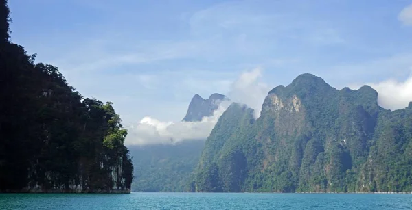 Peisaj tropical pe lacul chiao lan din khao sok — Fotografie, imagine de stoc