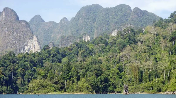 Tropiskt landskap på chiao lan sjön i khao sok — Stockfoto