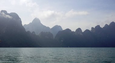 khao sok chiao lan gölde tropikal peyzaj