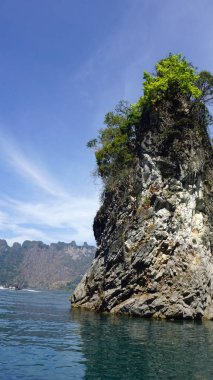 khao sok chiao lan gölde tropikal peyzaj