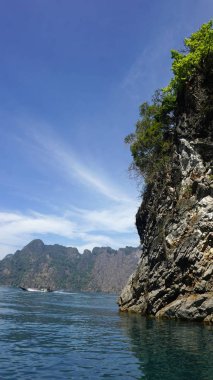 khao sok chiao lan gölde tropikal peyzaj