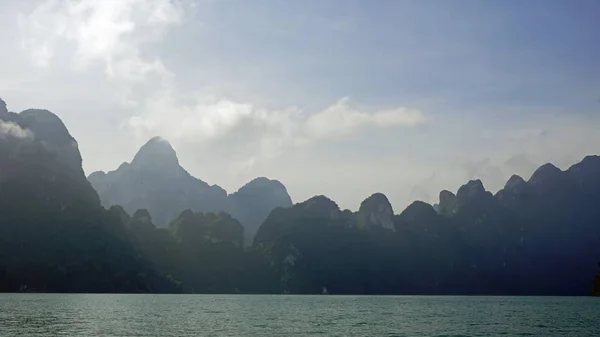 Тропічні краєвиди на озері цзяо локальної мережі в khao sok — стокове фото