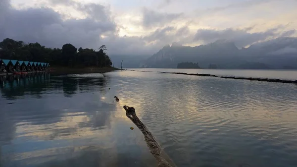 Paysage tropical sur le lac chiao lan à khao sok — Photo