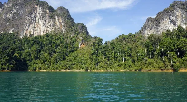 Paysage tropical sur le lac chiao lan à khao sok — Photo