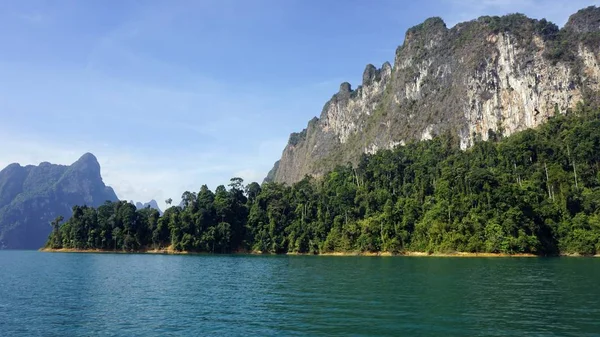 Tropisk landskap ved Chiao lan Lake i Khao sok – stockfoto