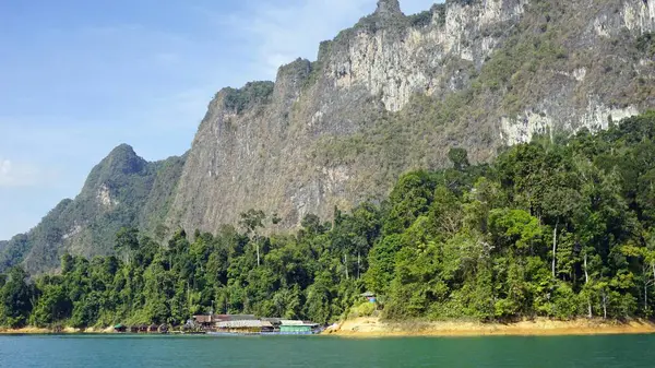 Tropische landschap op chiao lan meer in khao sok — Stockfoto