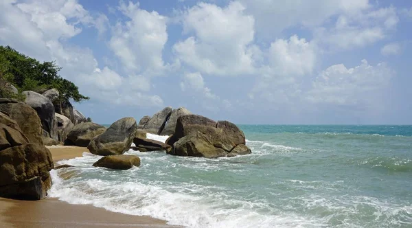 Praia de coral tropical em koh samui — Fotografia de Stock