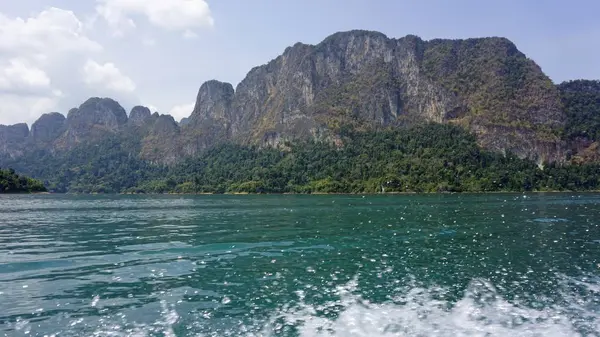 Luxusné chiao lan jezeře v khao sok — Stock fotografie