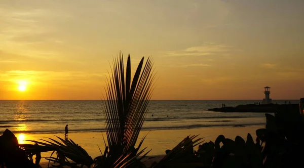 Coucher de soleil romantique en Thaïlande khao lak — Photo