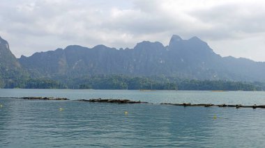 khao sok chiao lan gölde tropikal peyzaj