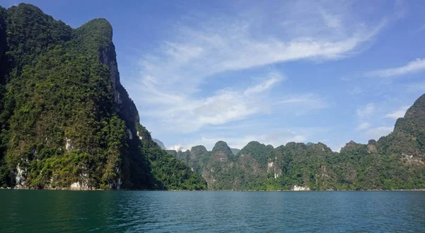 Tropische landschap op chiao lan meer in khao sok — Stockfoto