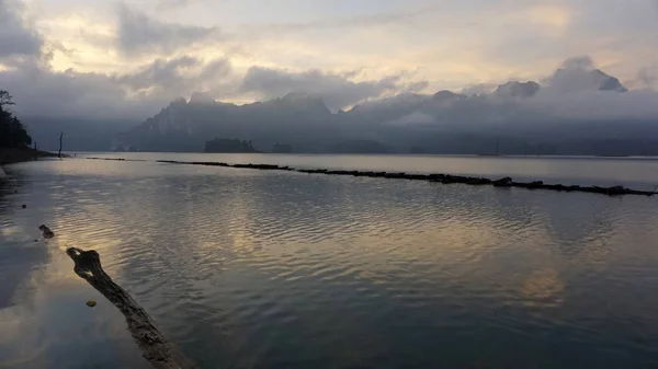 Paisaje tropical en el lago chiao lan en khao sok — Foto de Stock