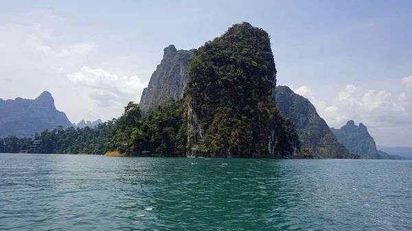 Luxusné chiao lan jezeře v khao sok — Stock fotografie