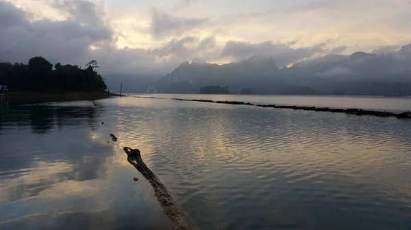 Paisagem tropical no lago chiao lan em sok khao — Fotografia de Stock